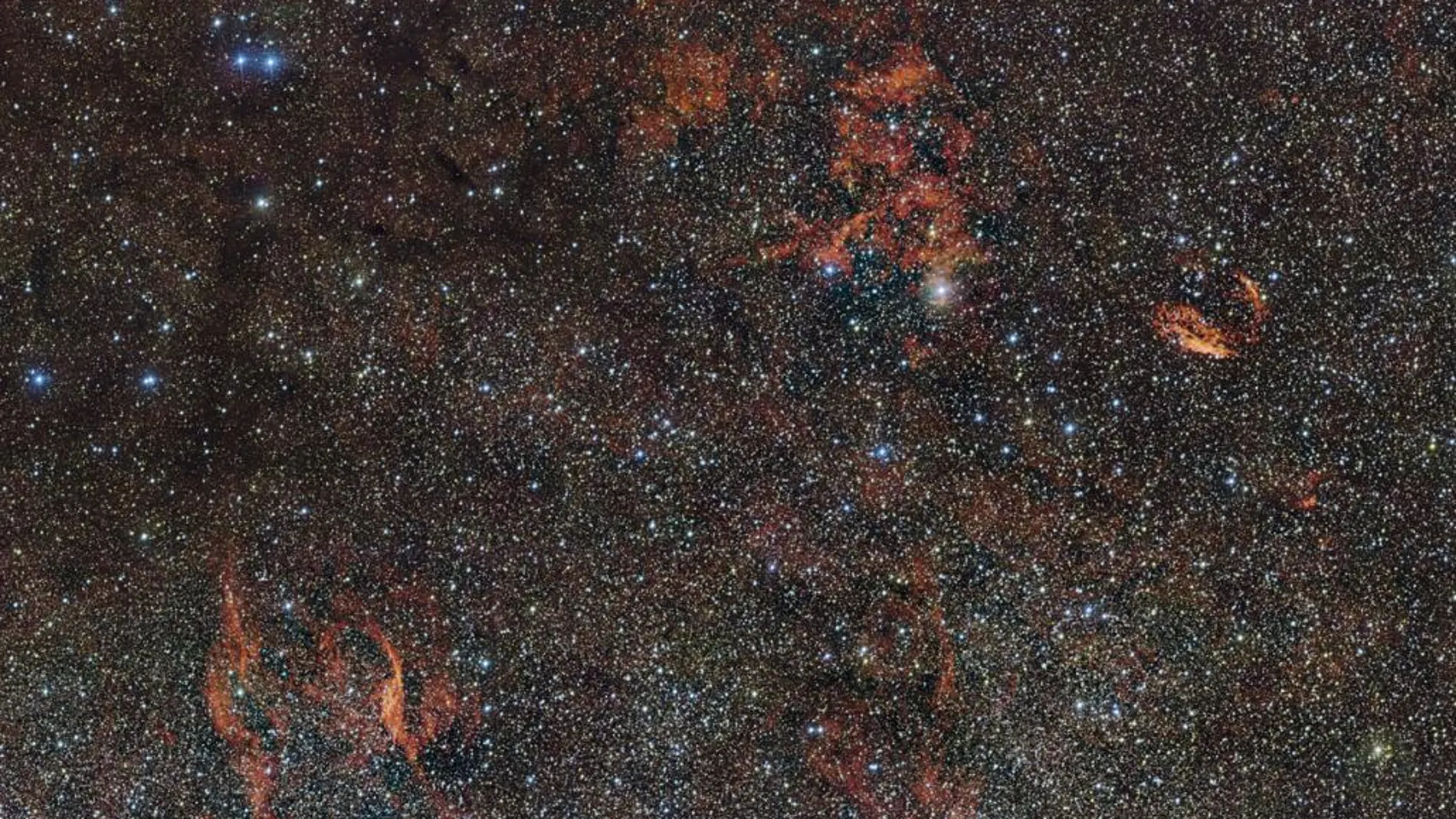 El cielo alrededor de la región de formación estelar RCW 106
