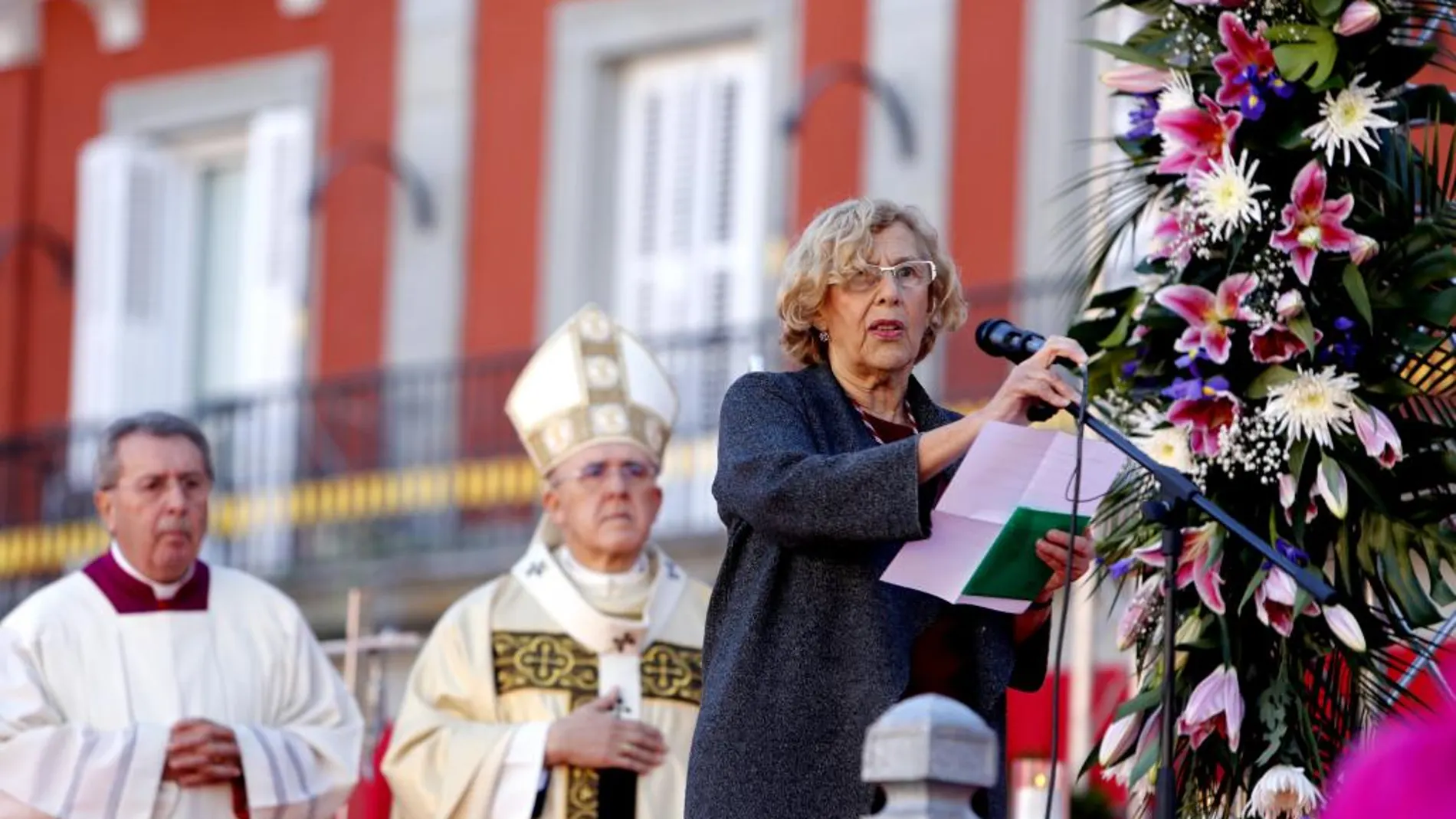 La alcaldesa de Madrid, Manuela Carmena, durante la misa por la Virgen de la Almudena
