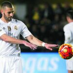 Karim Benzema tira el balón en el encuentro ante el Villarreal