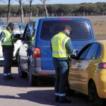 Vehículos parados por la Guardia Civil en Valladolid para realizar un control de alcoholemia y drogas