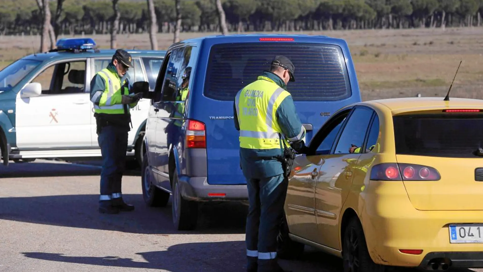 Vehículos parados por la Guardia Civil en Valladolid para realizar un control de alcoholemia y drogas