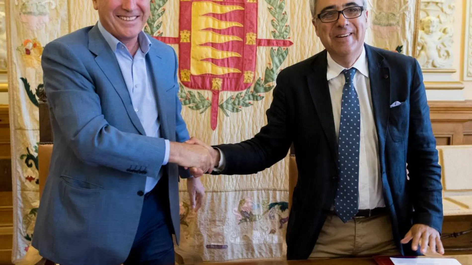 El concejal Antonio Gato y el director general de la Fundación Santa María La Real, Juan Carlos Prieto firman el acuerdo, ayer en Valladolid