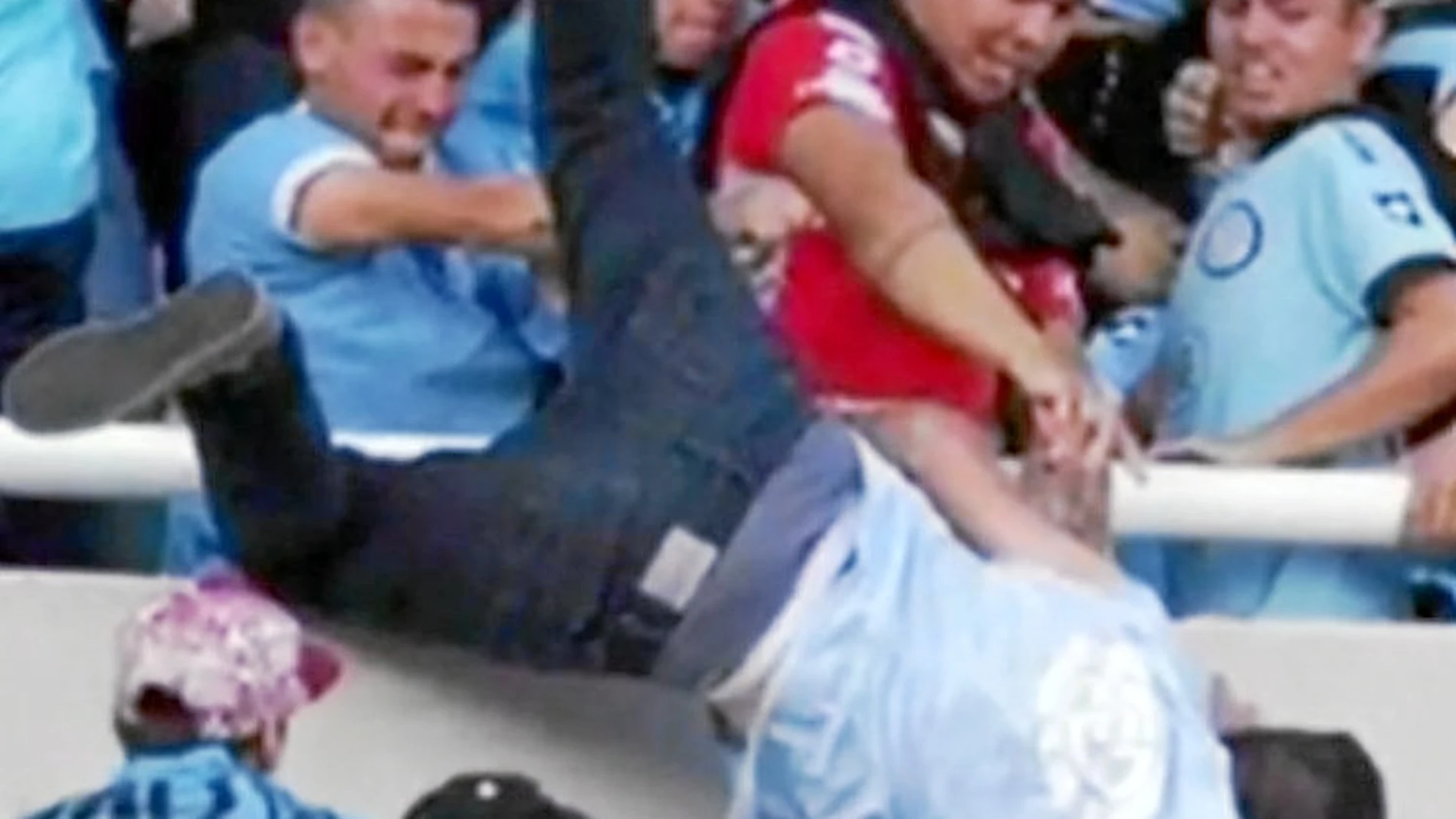 El momento en el que el hincha de Belgrano Emanuel Barbo es arrojado al vacío desde la grada