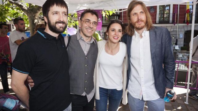 El cofundador de Podemos Juan Carlos Monedero ayer con Irene Montero, Juan Manuel del Olmo y Pablo Fernández