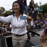 La candidata presidencial peruana por el partido Fuerza Popular, Keiko Fujimori, saluda a sus seguidores tras votar
