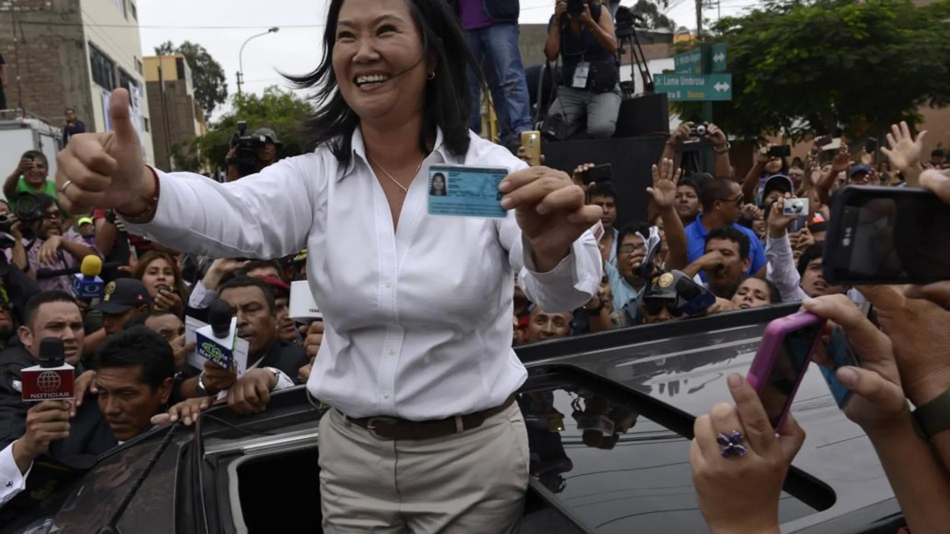 La candidata presidencial peruana por el partido Fuerza Popular, Keiko Fujimori, saluda a sus seguidores tras votar