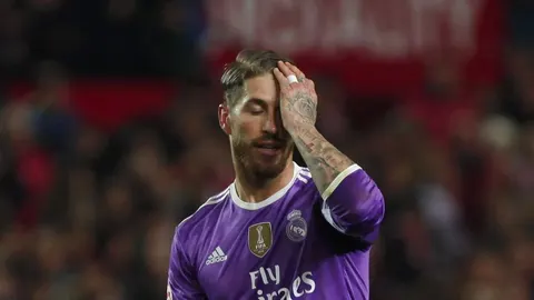 El defensa del Real Madrid Sergio Ramos se lamenta tras marcar en propia puerta