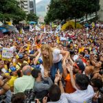 La esposa de Leopoldo López, Lilian Tintori, hoy, durante una manifestación contra el gobierno en la ciudad de Caracas (Venezuela).