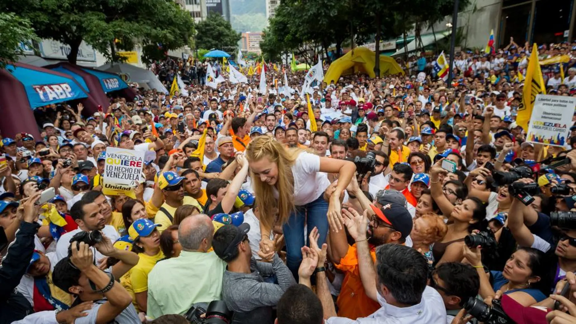 La esposa de Leopoldo López, Lilian Tintori, hoy, durante una manifestación contra el gobierno en la ciudad de Caracas (Venezuela).