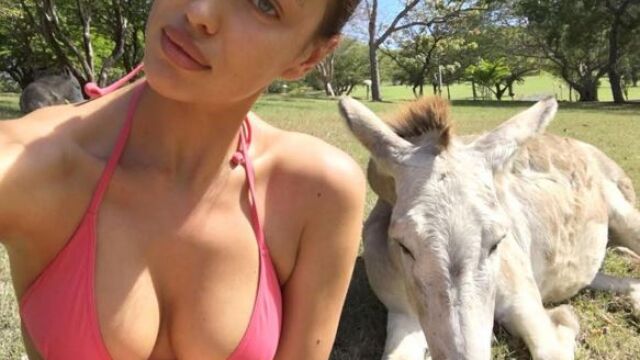 Irina junto a su amigo el burro