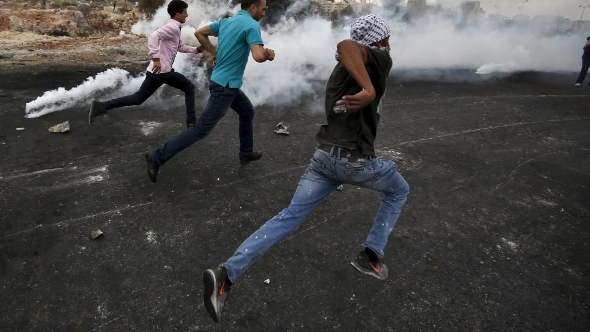 Jóvenes palestino en plena batalla campal con los soldados israelíes cerca de Ramala