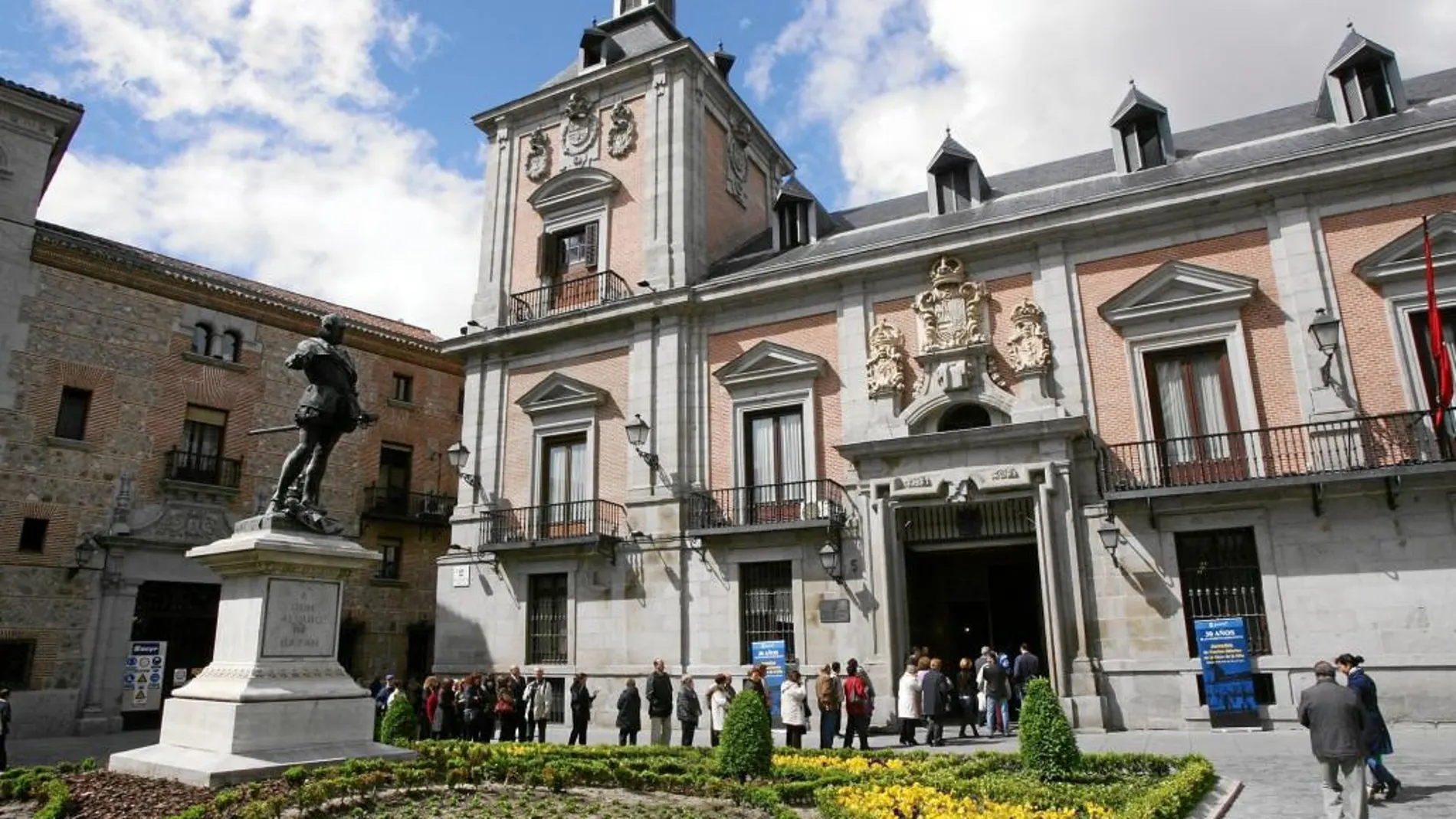 El jardín floral de la Plaza de la Villa, junto a la estatua de Álvaro de Bazán, tendrá un nuevo sistema de riego