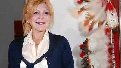 Carmen Thyssen acudió ayer al Arqueológico a donar un tocado indio