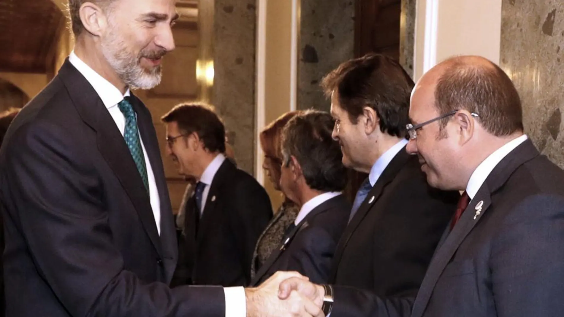 El presidente, Pedro Antonio Sánchez, saludó ayer al Rey Felipe VI en la Conferencia de Presidentes