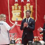 Cristina Cifuentes no ha dudado en ponerse la camiseta del Real Madrid