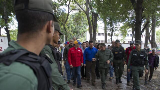 El vicepresidente venezolano, Jorge Arreaza (c), hablando con el gobernador del estado Táchira, José Gregorio Vielma Mora (c-i) en San Antonio (Venezuela)