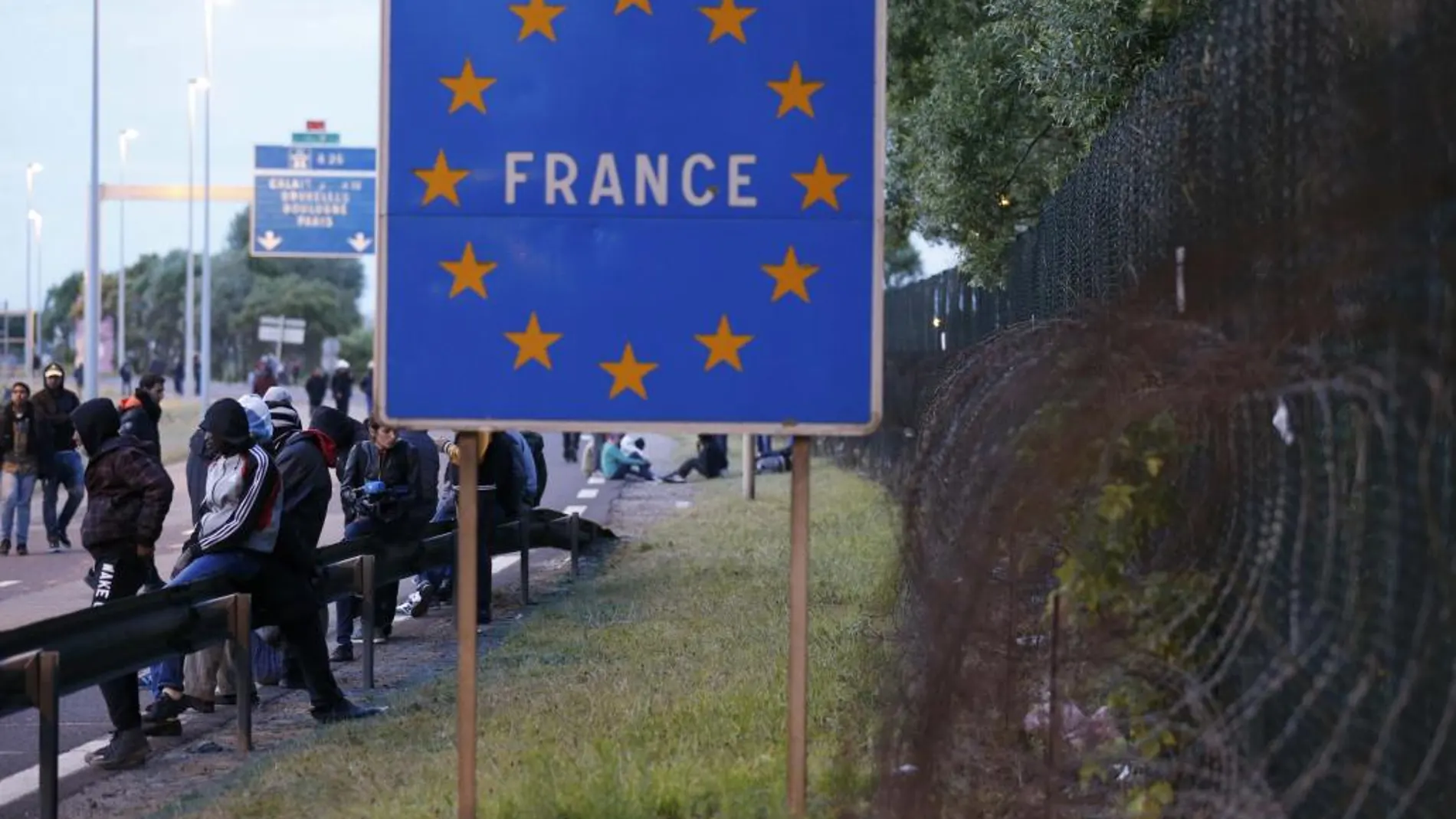Un grupo de inmigrantes se concentra en Calais (Francia) tras intentar cruzar el Eurotunnel.