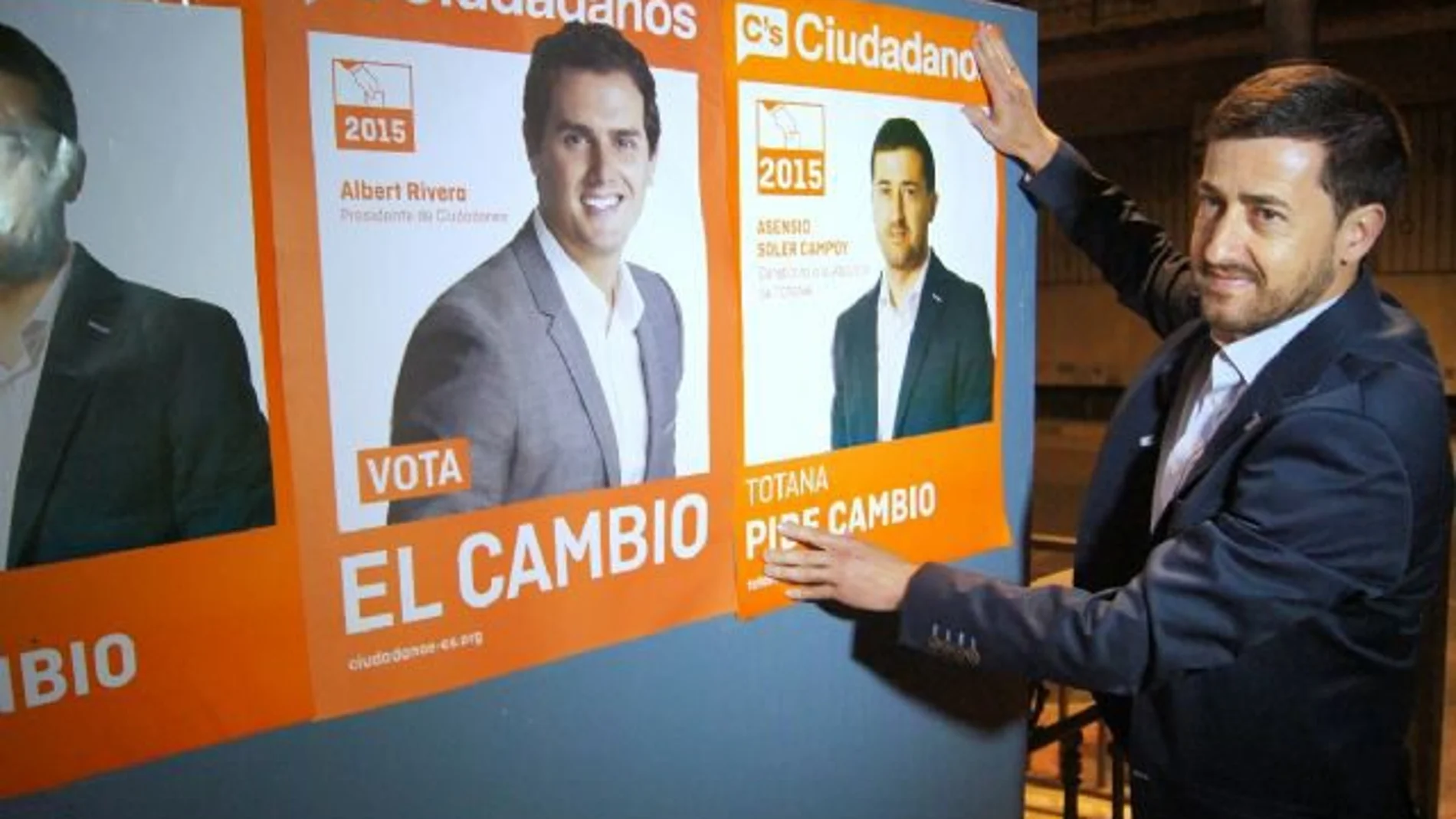 El ex concejal de Totana, Asensio Soler, durante la pega de carteles de las últimas elecciones municipales