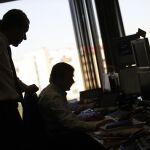 España coloca 3.745 millones en deuda, pero eleva interés en la de diez años