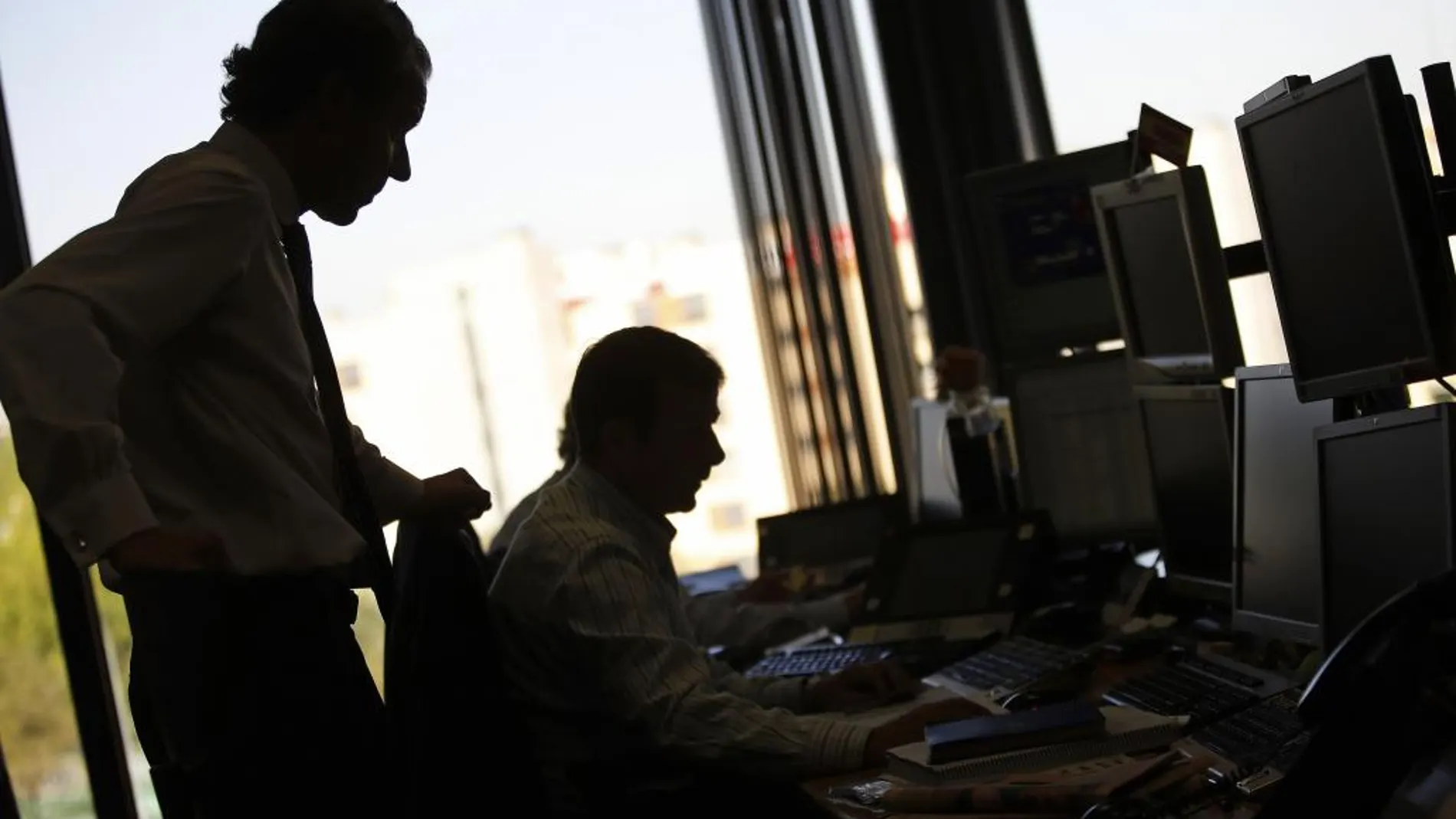 España coloca 3.745 millones en deuda, pero eleva interés en la de diez años