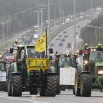 Tractores ruedan por la autovía E411 con dirección a las sedes de las instituciones de la UE en Bruselas (Bélgica