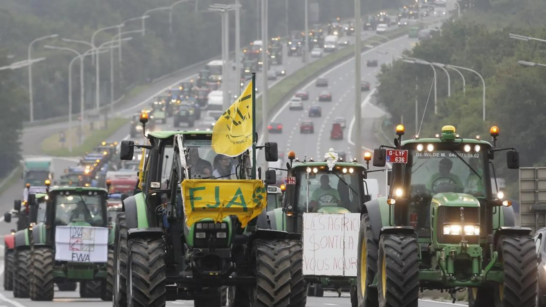 Tractores ruedan por la autovía E411 con dirección a las sedes de las instituciones de la UE en Bruselas (Bélgica
