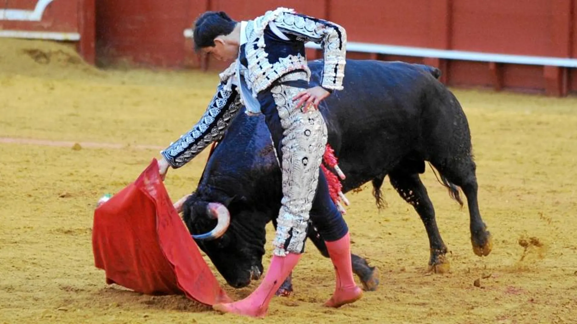 Jiménez Fortes comienza un pase de pecho a su segundo toro en Sevilla