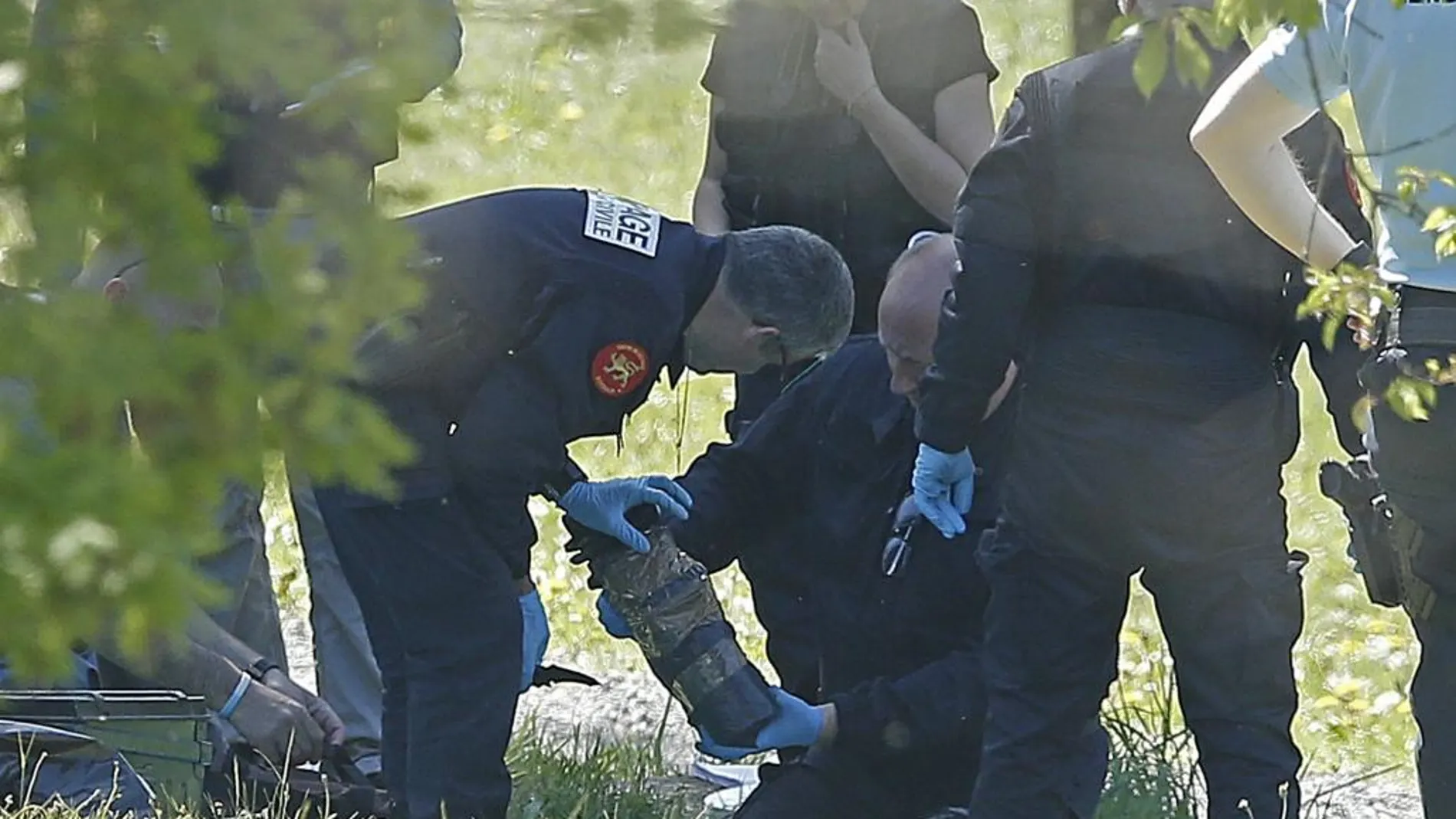 La policía francesa observan las armas encontradas en uno de los zulos