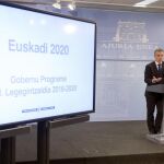 El lehendakari, Iñigo Urkullu, durante la presentación hoy en Vitoria del programa de gobierno «Euskadi 2020» para esta legislatura