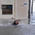 Un hombre nada por una calle inundada de La Habana, Cuba, donde el huracán dejó varios muertos