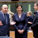 Pierre Moscovici, conversa con la ministra de Finanzas letona, Dana Reizniece-Ozola