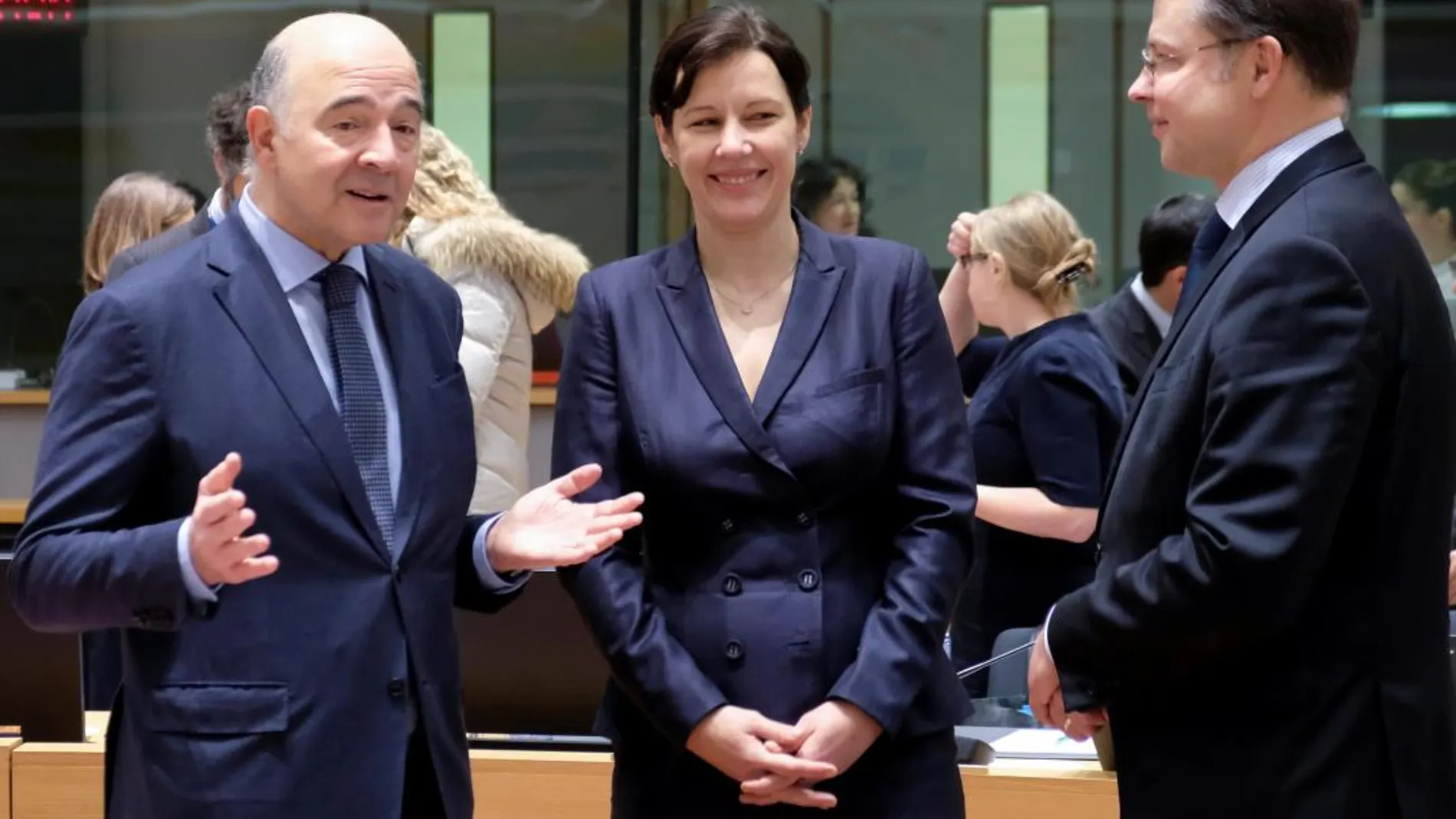 Pierre Moscovici, conversa con la ministra de Finanzas letona, Dana Reizniece-Ozola