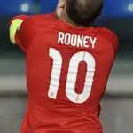 El jugador inglés Wayne Rooney celebra su gol.