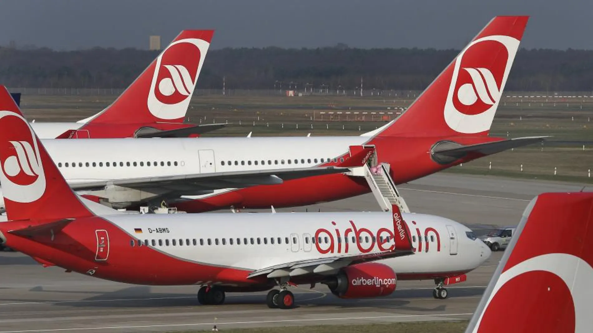 La dirección de Air Berlin suspendió ayer las negociaciones con un potencial nuevo comprador de la aerolínea para la absorción de más de 1.200 pilotos de la compañía quebrada