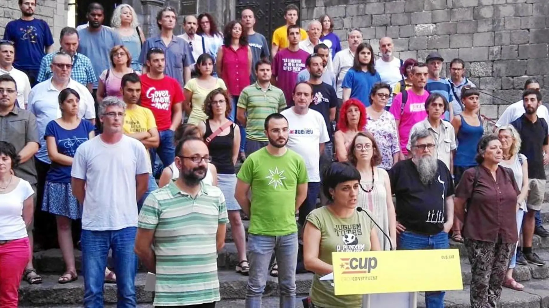 Los diputados de la CUP Anna Gabriel y Benet Salellas protagonizaron ayer una rueda de prensa de la CUP en la plaza del Rei de Barcelona