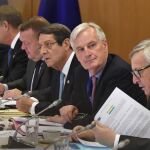 El negociador jefe de la UE para el «brexit», Michel Barnier, y el presidente de la Comisión Europea, Jean-Claude Juncker, durante la reunión.