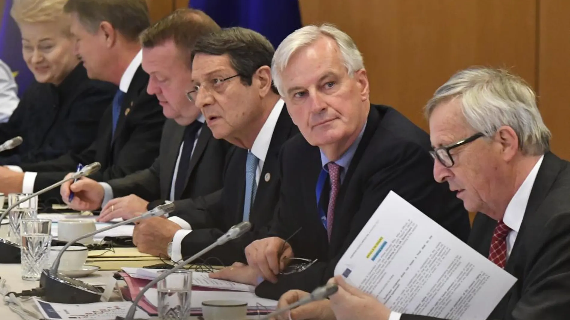 El negociador jefe de la UE para el «brexit», Michel Barnier, y el presidente de la Comisión Europea, Jean-Claude Juncker, durante la reunión.