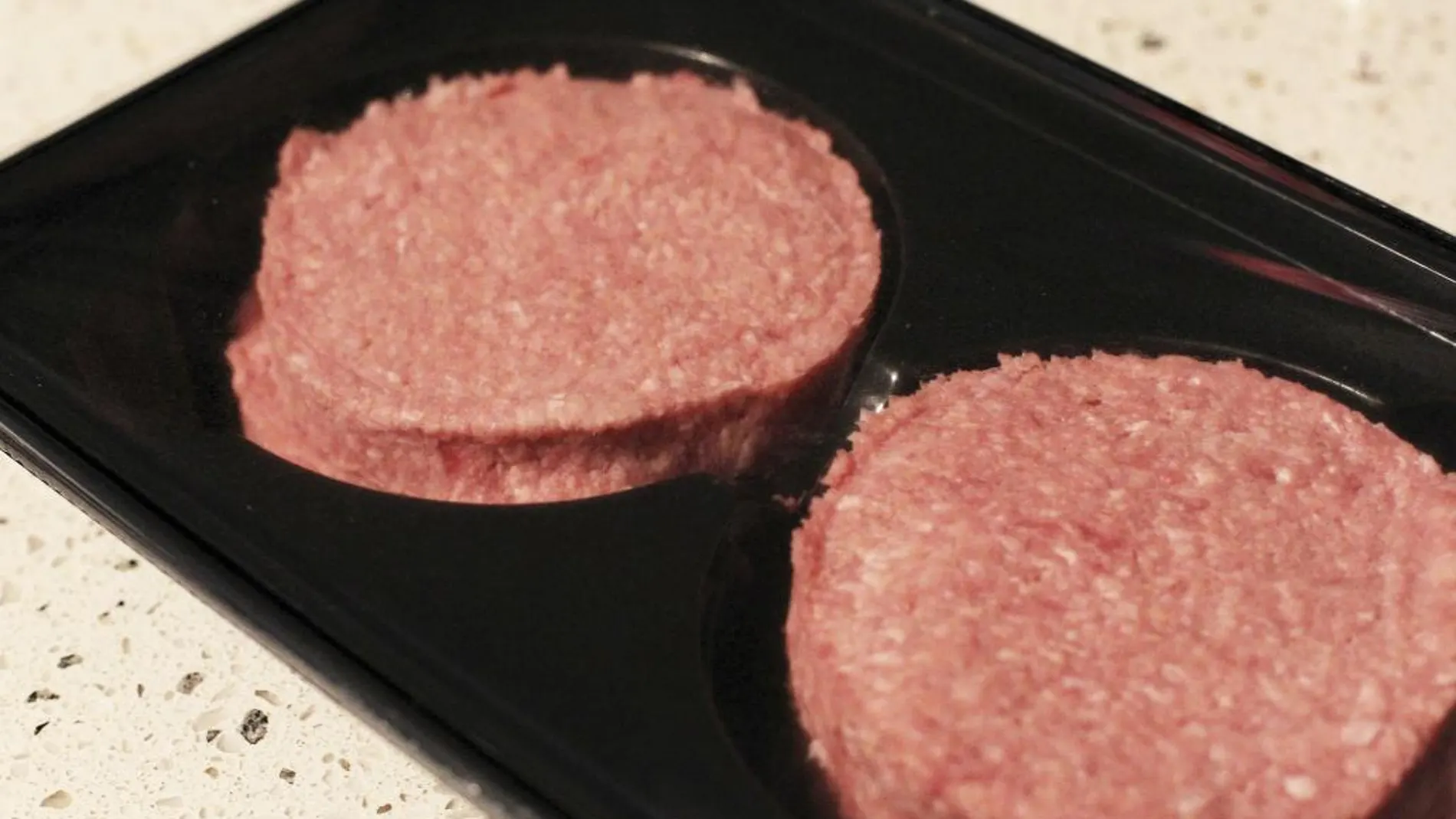 Imagen de dos hamburguesas en las que se encontraron trazas de carne de caballo