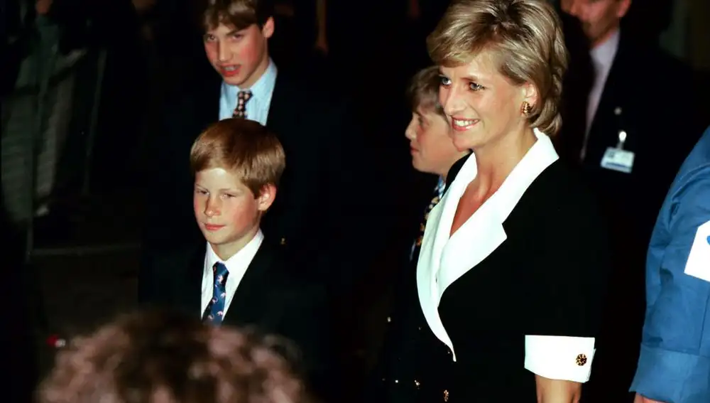 Diana de Gales junto a sus hijos Enrique y Guillermo en los 90