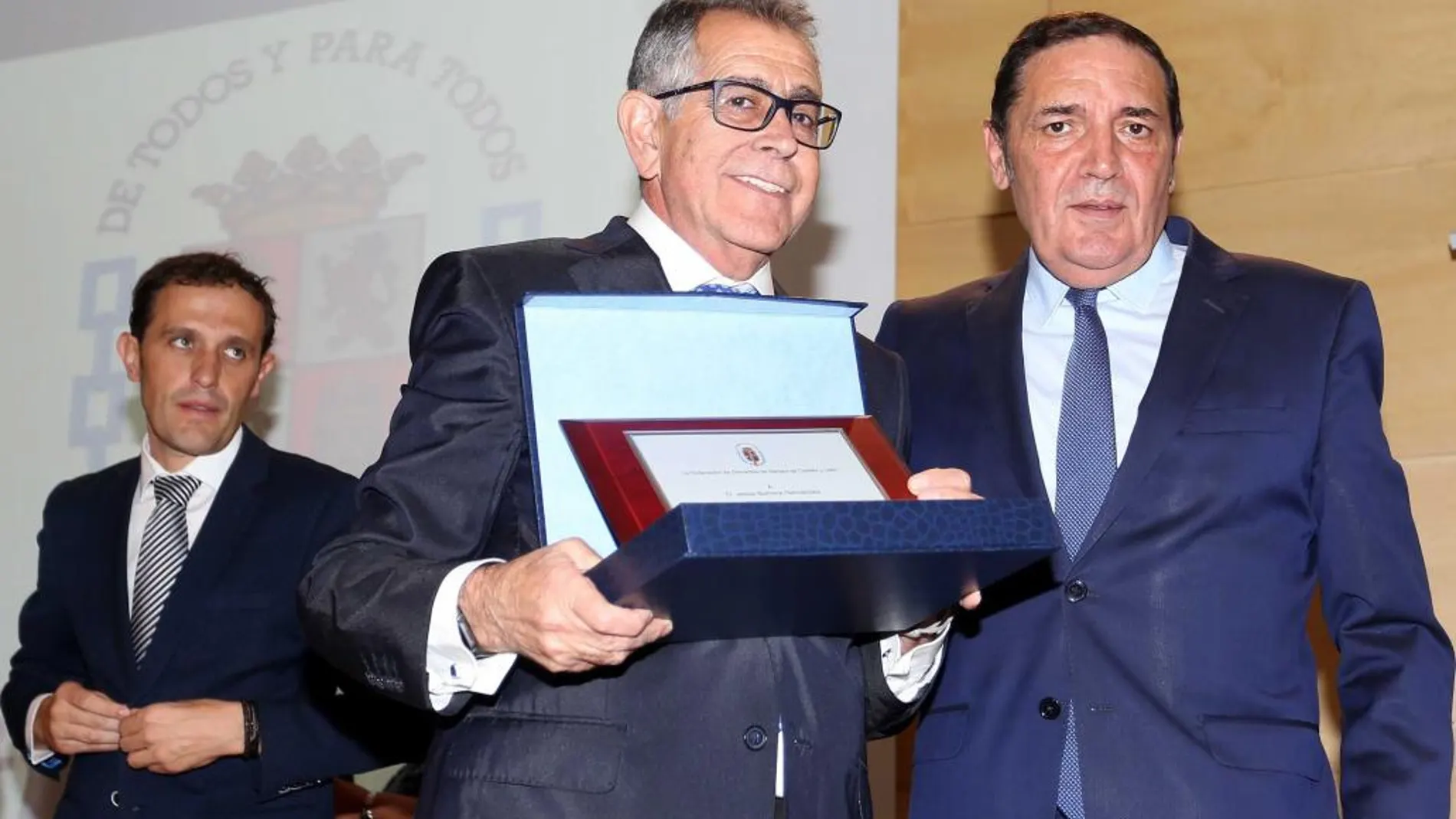 El consejero Sáez Aguado entrega el galardón al presidente saliente de la Hermandad de Ávila, Jesús Barrera