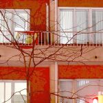 Uno de los vecinos del edificio donde vive Jordi Pujol tiene una bandera de España en el balcón, como puede verse en una imagen tomada ayer
