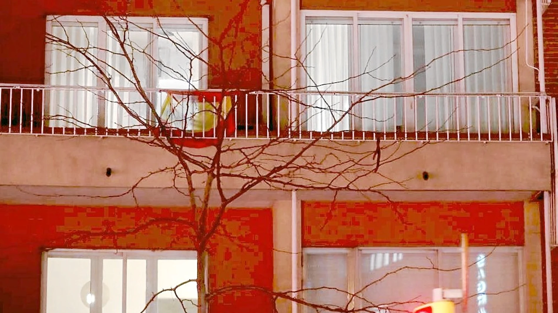 Uno de los vecinos del edificio donde vive Jordi Pujol tiene una bandera de España en el balcón, como puede verse en una imagen tomada ayer