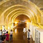 Vista de los antiguos dormitorios del Monasterio de Sijena, habilitados para acoger piezas de arte religioso que, según sentencia judicial, debe devolver Cataluña.