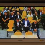 Los acusados vistos desde un monitor de la sala de prensa de la Audiencia Nacional / Efe