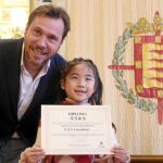El alcalde de Valladolid, Óscar Puente, se fotografía con una joven participante china, que muestra con orgullo el diploma de invitada de honor que le entregaron en el Ayuntamiento