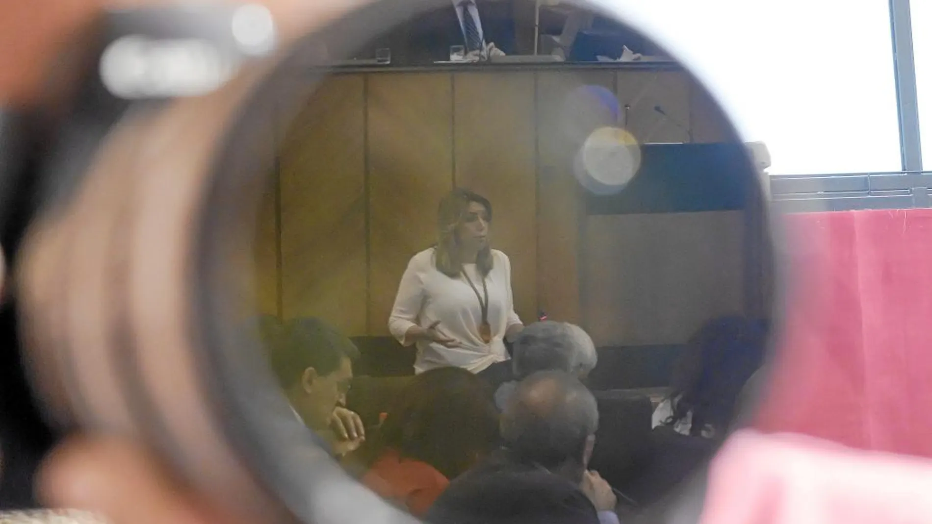 La presidenta de la Junta de Andalucía, Susana Díaz, durante la sesión de preguntas de los grupos parlamentarios