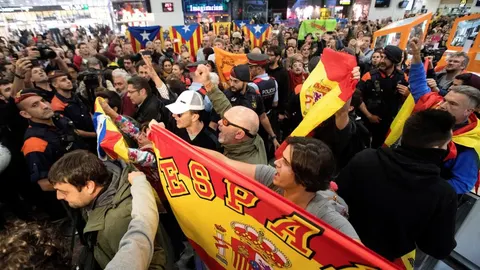 Bronca en Barcelona en la despedida de dos miembros de la Mesa que acudían a declarar a Madrid