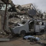 El cadáver de un miembros de Estado Islámico junto a un edificio destruido por un bombardeo en Mosul