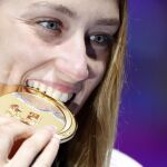 Mireia muerde la medalla de oro lograda en Budapest