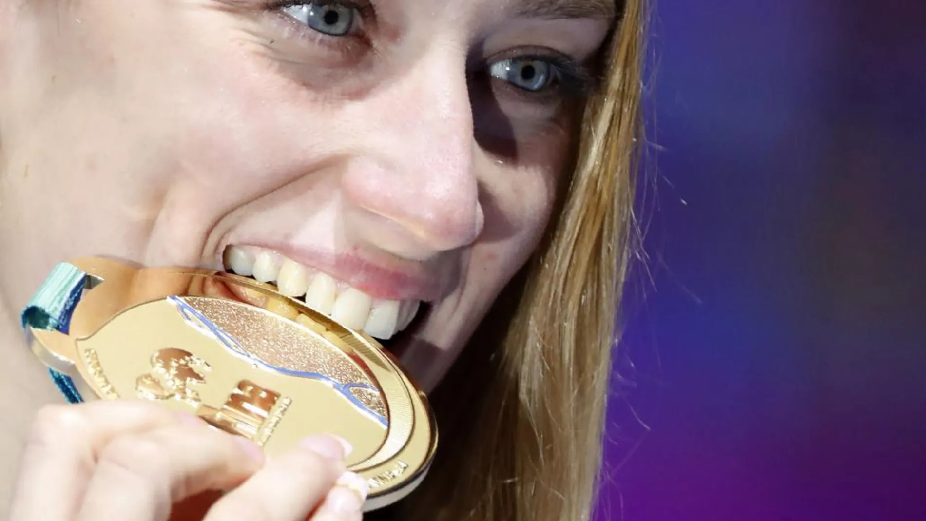 Mireia muerde la medalla de oro lograda en Budapest